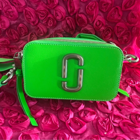 MARC JACOBS The Utility Snapshot Apple Leather Camera Bag - Picture 4 of 11